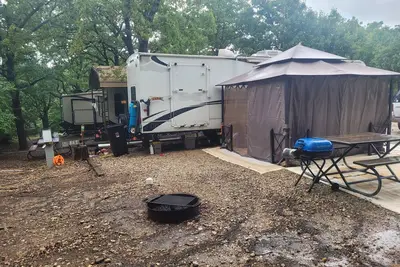 Image de Lake Life at the Arbuckles! No Hassle Camping! Stationary campers ready for fun!