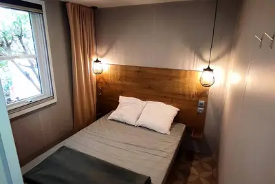 Image de Mobilheim Premium 30m2 (2ch) + überdachte Terrasse + Clim + Tv + Lv + Bettwäsche 4 Personen