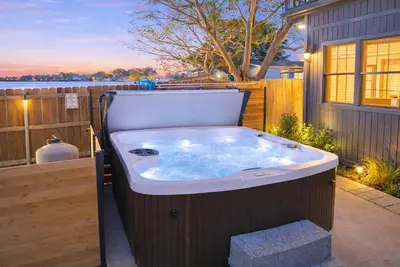 Image de Lakeside Luxury Retreat on Lake Granbury! Pool, Hot Tub, Kayaks, and Game Room for Ultimate Fun!