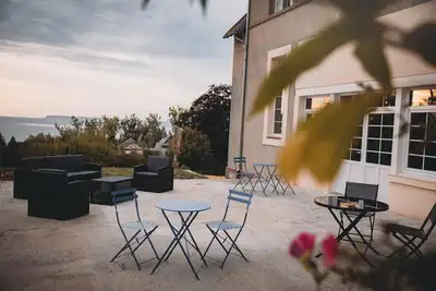 Image de Joli appartement dans propriété normande surplombant la mer