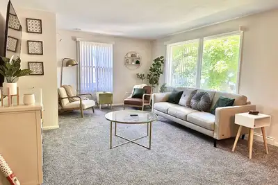 Image de Renovated, Spacious & Cozy 2br Upper Unit in the Heart of Milwaukee