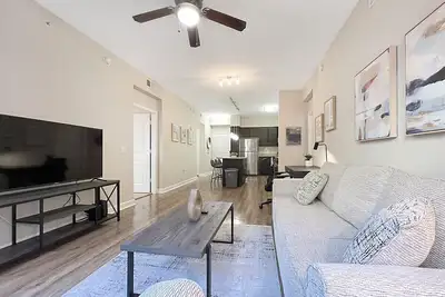 Image de Lush Courtyard Views with Luxury Amenities in Westshore