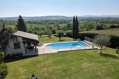 Image de Grande maison avec piscine privée et vue sur la vallée