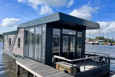 Image de Stylisch, modernes Hausboot Meerwaterheart