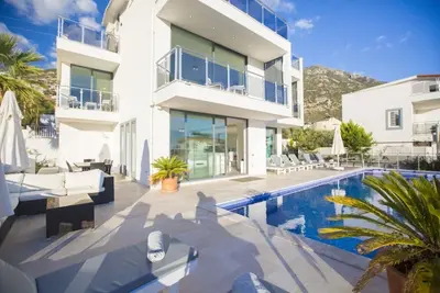 Image de Luxurious 5 bedroom villa, Sea Views & Secluded Heated Pool
