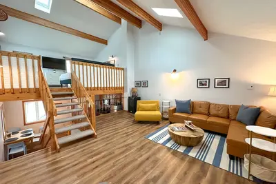 4 Minutes to Sports Center! Fun Family Home
