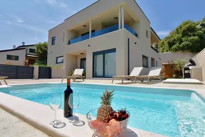 Image de New amazing holiday house with pool