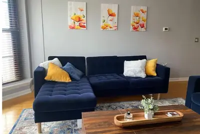 Image de Downtown: Lovely 2-Bd Condo with 1Free Garage Parking Space under Building