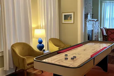 Image de Fun, Stylish Midtown Home