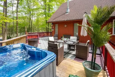 Image de Streamside Chalet with Hot Tub 🔥Pivate Playground-Family Friendly by pool/lake