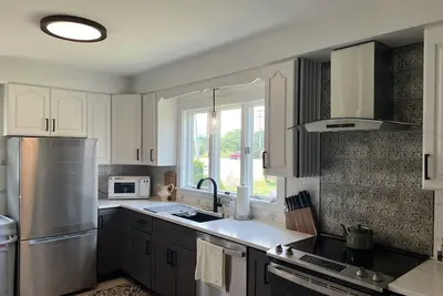 Image de Updated '50's Cottage 5 mins to the beach with indoor and outdoor entertainment!