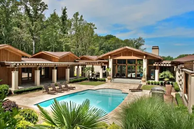 Image de Event Space/ Celebrity Home/ Near Athens and Uga/ Private Lake/ 150 Acres