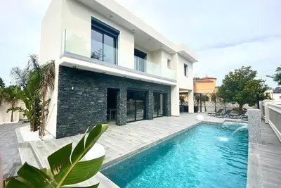 Image de Villa Catalunya avec piscine privé chauffée, wifi à Empuriabrava