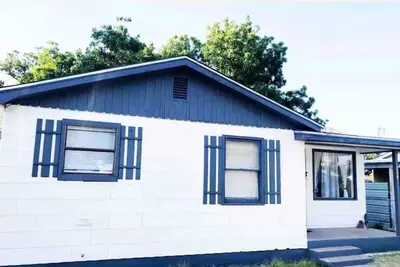 Image de Tranquil Family Escape Steps from the River