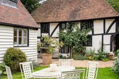 Image de Beautifully Restored Tudor Cottage w large garden + Summerhouse. Family & pets!