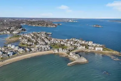 Image de Cheery Victorian beach home on private Bell Island
