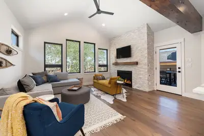 Image de Brand New Lux Ski in/out Granby, Hot Tub, A/C!