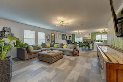 Image de GrassHouse - A Super Clean Gloriously Green Haven half mile to At&T Stadium