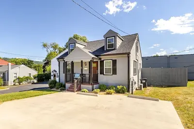 Image de Altavista House - Renovated, Charming, & Walkable