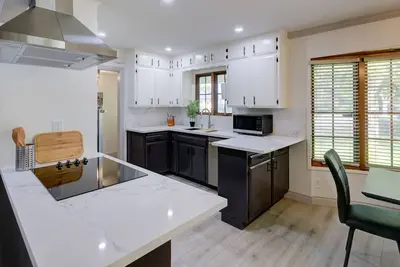 Image de Updated and spacious home No cleaning fee!