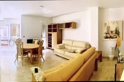 Image de Joli appartement avec patio, deux pas de la plage, centre face au marché couvert