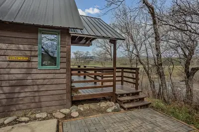 Image de A serene getaway with modern conveniences and relaxing views.