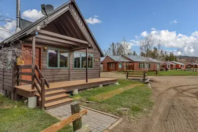 Image de Rustic but comfortable mountain cabin with large porch and gorgeous scenery.