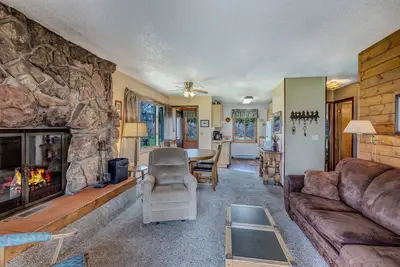 Image de Cozy cabin near fishing, hiking, mountains, lakes, and snowmobiling!