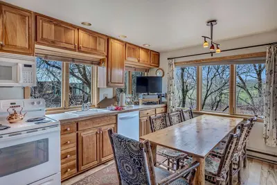 Image de Smokey - Gorgeous cabin right on the Elk River