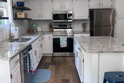 Image de Remodeled House Near Jamestown Marina, Room to Park Your Boat in Driveway!