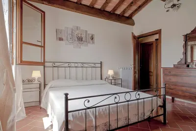Image de Villa Due Pini, in the green Tuscan hills between Florence, Siena and Pisa.