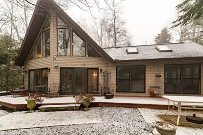 Image de Charming Poconos Chalet close to Skiing\/Snowboarding Mtns