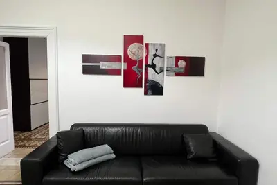 Image de Spacious apartment within walking distance of the city center.