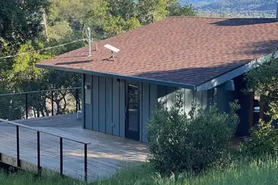 Image de Mid-century Wine Getaway