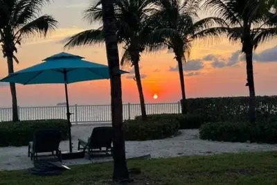 Image de Key West Style Beach Front House 3bed/3bath-60Ft Dock slip Mega Marina-Extra Fee