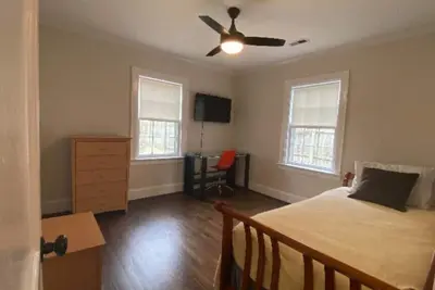 Image de Charming Home 1 mile Downtown.