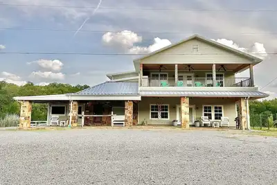 Image de Small town richness at Salt Creek Inn and Market 4 Bed 4 Bath Graham, Tx