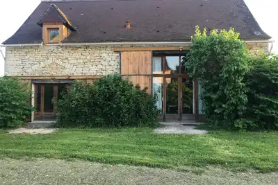 Image de gites a la campagne entouré de champs et de bois tranquille