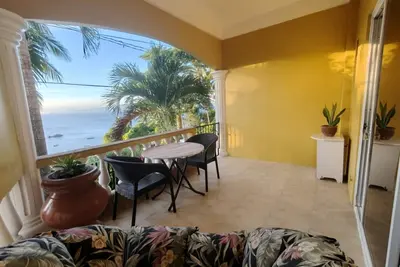 Image de studio apartment with ocean views and swimming pool. \n