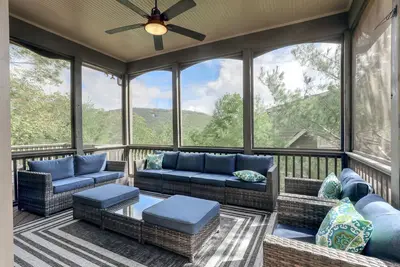 Image de Laurel Summit - Soak Tired Muscles, Sip Wine Fireside, Play Scenic Golf & Swim Year-round!