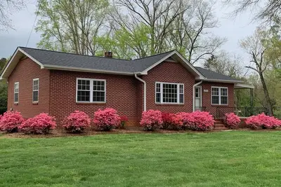 Image de Discover Tranquility at Carolina Cottage - Cozy 2-Bedroom Retreat in Hickory, Nc