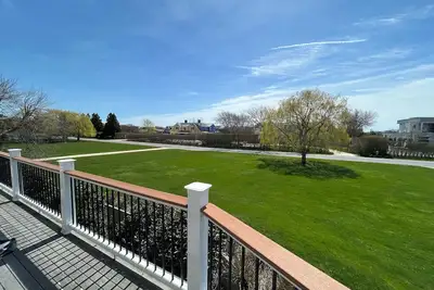 Image de Spacious 5-bedroom house with WiFi, Ac heated pool, cabana. One block to beach.