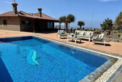 Image de Chalet À La Montagne Avec Vue Et Piscine