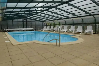 Image de Les gîtes des hauts de vialot piscine couverte chauffée (Les Acacias)