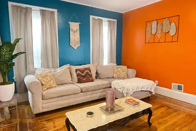Image de New! King Bed |Renovated| 1st Floor + Minutes to Downtown