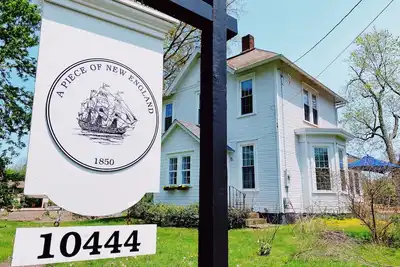 Image de Lake Front beautiful 18th century restored home, modern amenities Prime Location