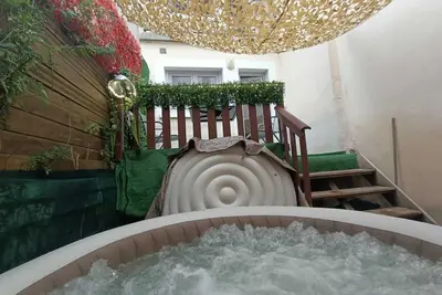 Image de Le Nidyssoire au cœur d'Issoire avec Spa l'été comme l'hiver