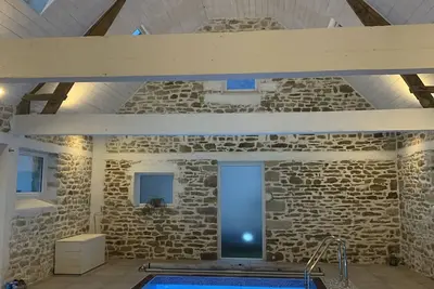 Image de gîte de campagne avec piscine intérieure chauffée