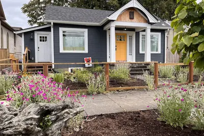 Urban Fern Bungalow - steps to Food/Shops/Max