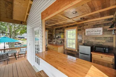 Image de Private beach, game room, tiki bar!